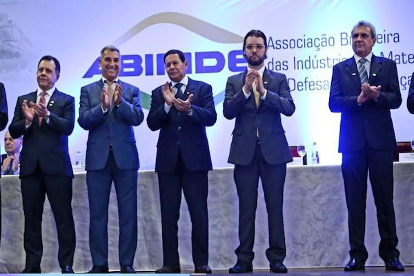 General Mourão, prestigia Solenidade de posse da Diretoria da Associação das Indústria de Defesa do Brasil. - Pátria Digital