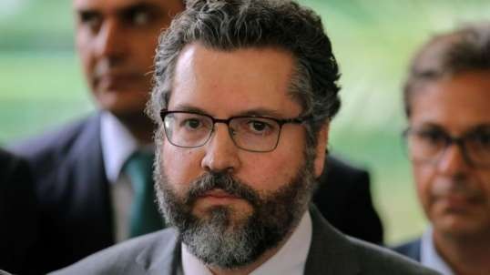 MRE Ernesto Araújo demonstra austeridade em frente ao Itamaraty. Assista o vídeo!
