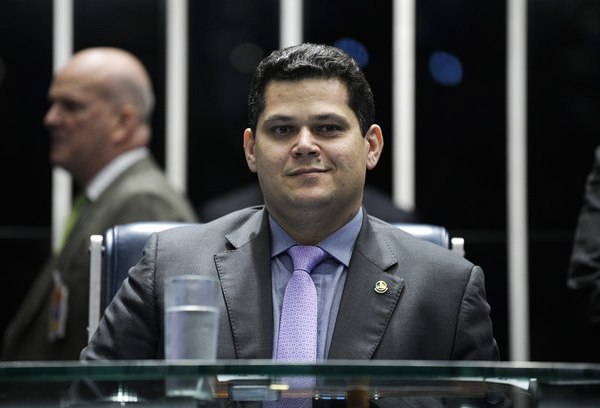 Senador Davi Alcolumbre, transfere eleição da presidencia do senado, para manha deste sábado - Pátria Digital