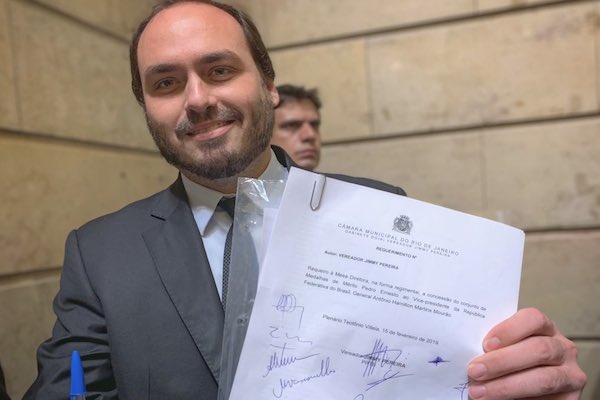 Carlos Bolsonaro assina pedido para oferecer medalha ao Gen. Mourão - Pátria Digital