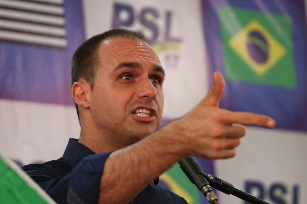 Eduardo Bolsonaro faz alerta aos internautas. Autodestruição da imprensa e seu cavalo de troia. Assista o vídeo! - Pátria Digital