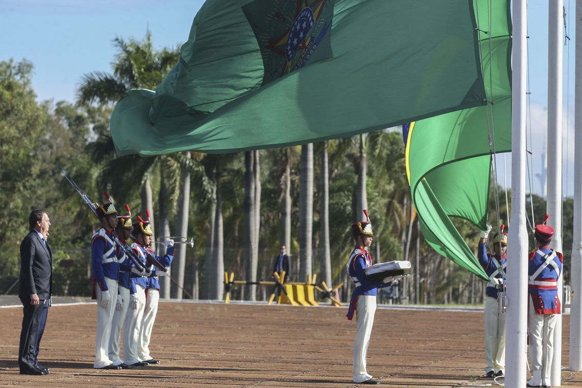 Presidente Bolsonaro em momento emocionante no hasteamento da bandeira do Brasil. Assista o vídeo! - Pátria Digital