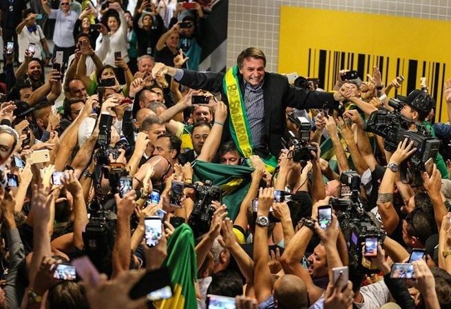 O Mito chegou! Eduardo Bolsonaro relembra o mar de gente recebendo Bolsonaro por onde passava. Assista o vídeo! - Pátria Digital