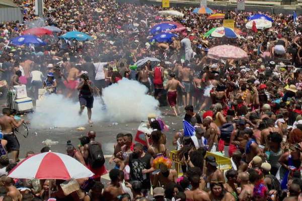 No Rio de Janeiro, criminoso comemora desfile de escola de samba com tiros de fuzil. Assista o vídeo! - Pátria Digital