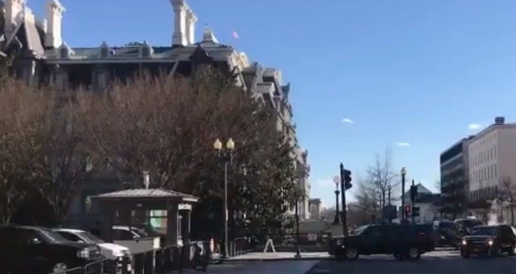 Bolsonarao e sua comitiva a caminho da Blair House (EUA) que já esta com a bandeira do Brasil. Assista o vídeo! - Pátria Digital