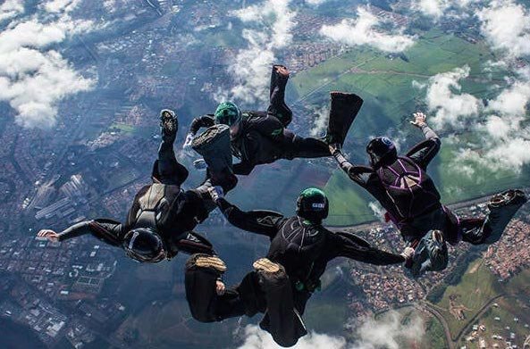 Marinha do Brasil. Atletas militares de Paraquedismo Esportivo demonstram bravura. Assista o vídeo! - Pátria Digital