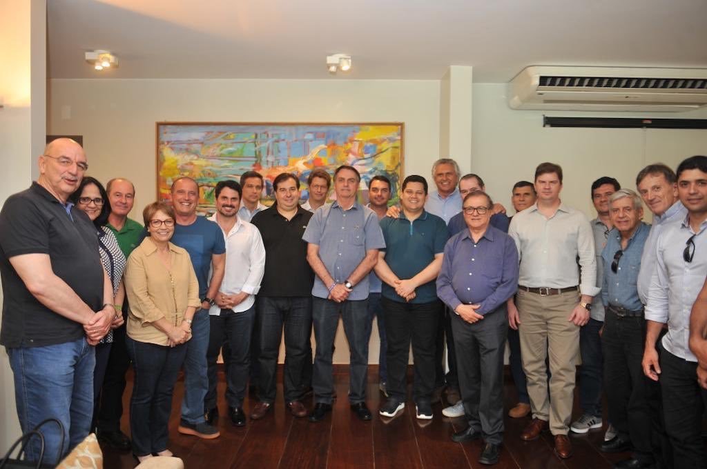 Genialidade de Bolsonaro: Foi convidado e levou a turma toda pra almoçar. - Pátria Digital
