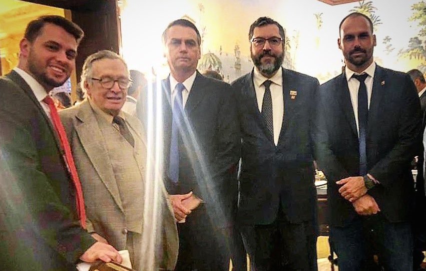 Bolsonaro em jantar na embaixada do Brasil nos EUA. A esquerda treme! - Pátria Digital
