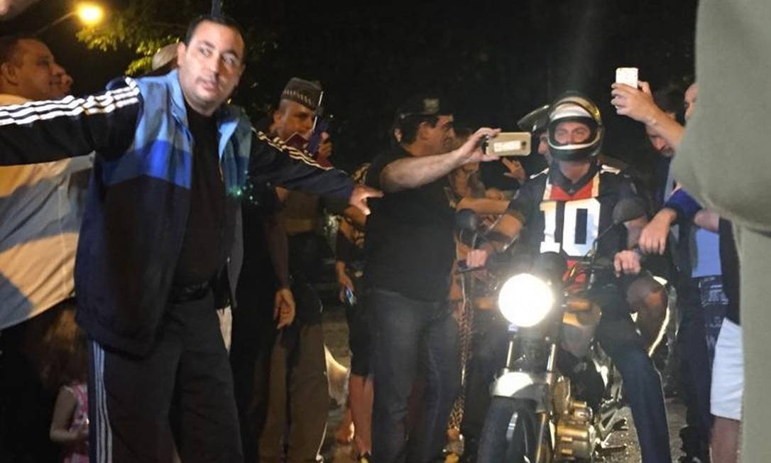 Bolsonaro passeia de moto no litoral de São Paulo e supreende jornalistas e apoiadores. - Pátria Digital
