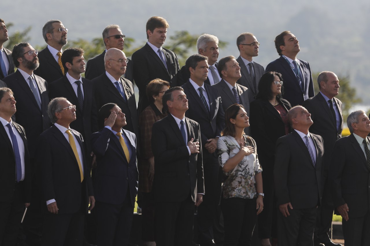 Bolsonaro, Mourão e Ministros participam de cerimônia de hasteamento da bandeira do Brasil - Pátria Digital