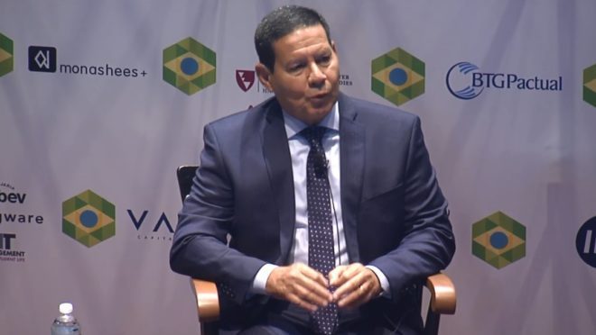 Mourão em Harvard na Brazil Conference enaltece Bolsonaro e é aplaudido de pé. Assista o vídeo! - Pátria Digital