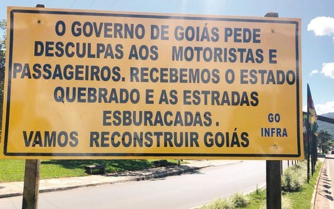 Caiado coloca placa pedindo desculpas aos motoristas por buracos em estrada "Vamos reconstruir Goiás". Saiba mais! - Pátria Digital