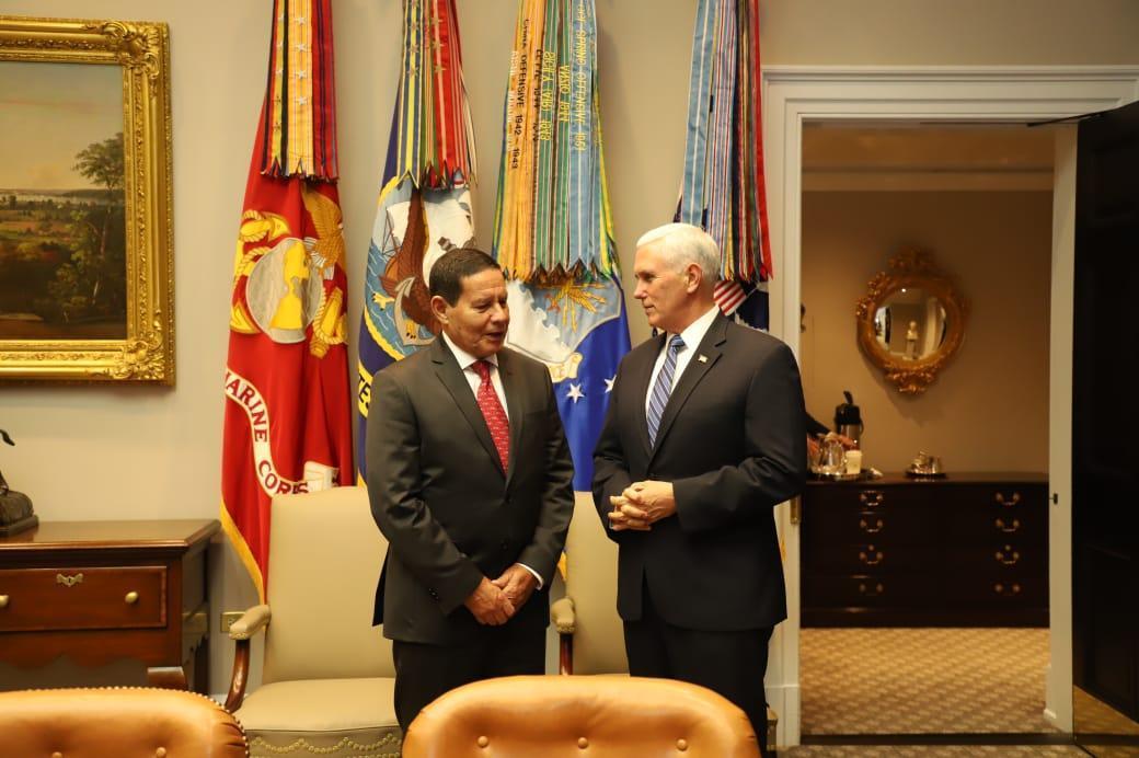 Vice-presidente Hamilton Mourão em encontro nos EUA com o vice-presidente Mike Pence. Saiba mais! - Pátria Digital