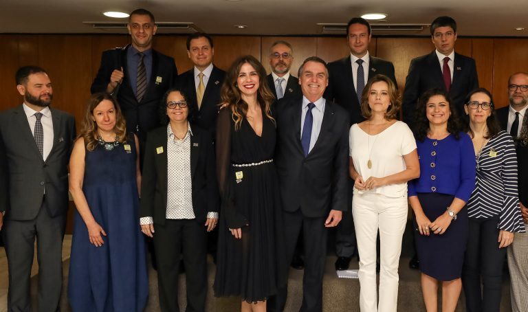 Luciana Gimenez no café da manhã com Bolsonaro. "Não existe disputa de 'olavetes contra militares’ no governo. Confira a agenda do presidente desta sexta. - Pátria Digital