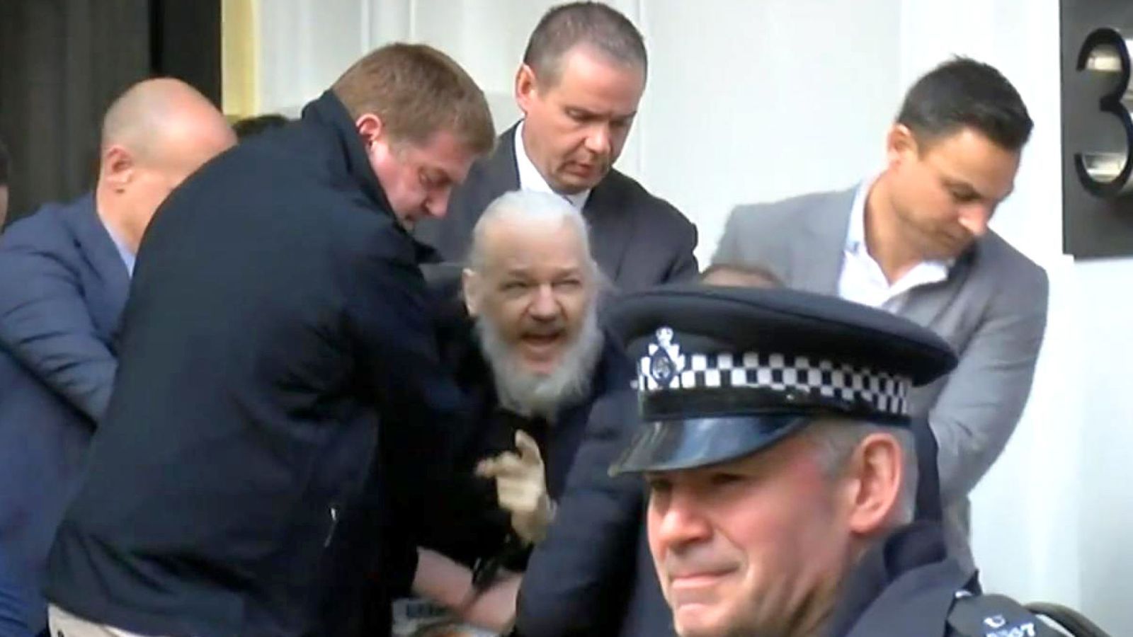 Julian Assange, fundador do Wikileaks, foi preso, na embaixada do Equador em Londres. Assista o vídeo! - Pátria Digital