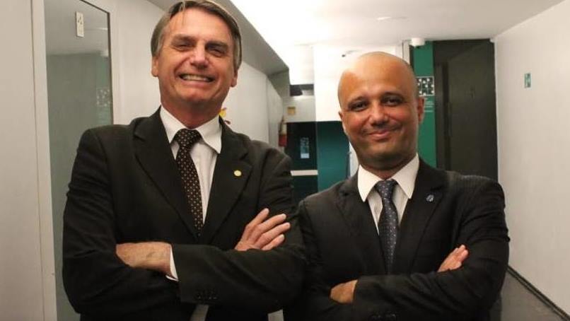 Bolsonaro defende Vitor Hugo após "rompimento" de Rodrigo Maia por causa de charge. Confira! - Pátria Digital