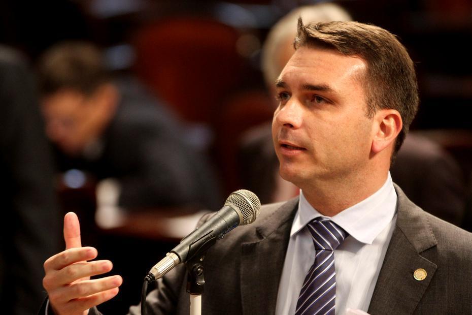 "Não vão me usar para atingir o governo", diz Flávio Bolsonaro - Pátria Digital