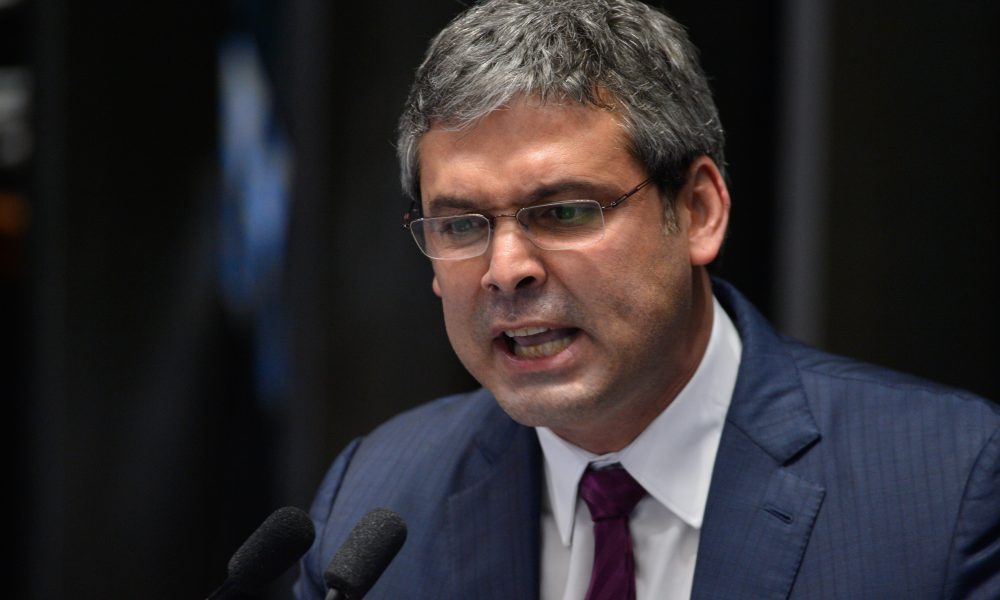 Lindbergh Farias defende Bolsonaro e alerta sobre um possível 'golpe'