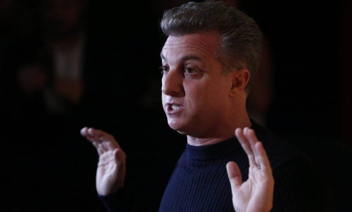 Luciano Huck discute com internauta e é acusado de machismo