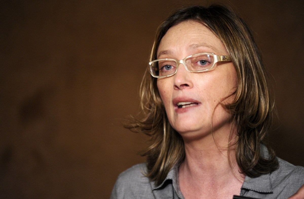 Sem perceber que estava sendo filmada, Maria do Rosário tenta simular agressão