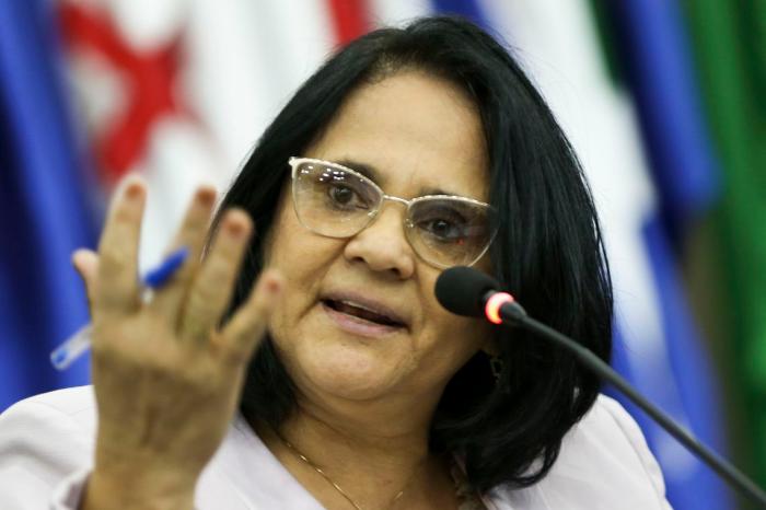 Damares critica trabalho de gestões passadas na Comissão de Anistia - RENOVA Mídia