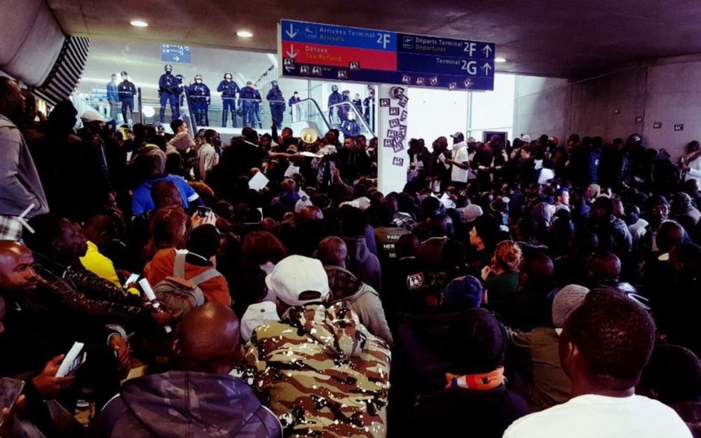 Centenas de imigrantes ilegais bloqueiam aeroporto na França - RENOVA Mídia