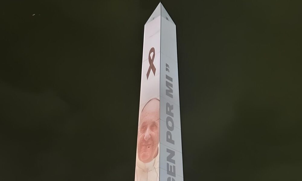 ▷ Quando O Obelisco De Buenos Aires Virou Tela Para Uma Despedida Histórica: A Projeção Do Papa Francisco E O Legado Que Permanece